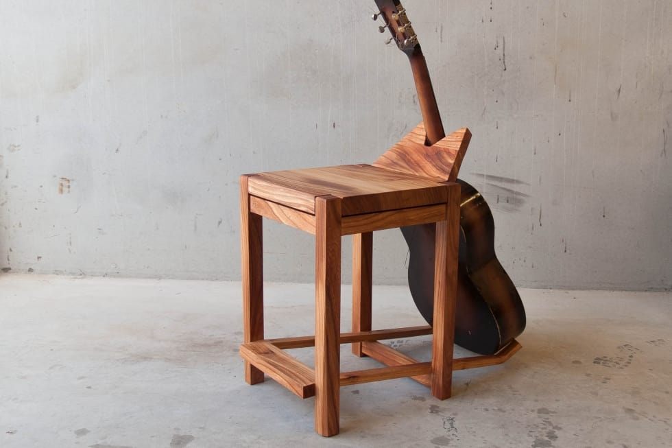 Gitaarstoel van iepenhout