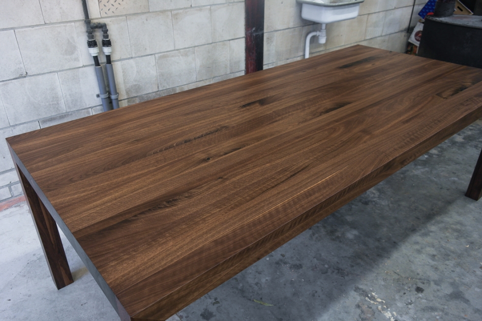 Tafel op maat gemaakt van noten hout